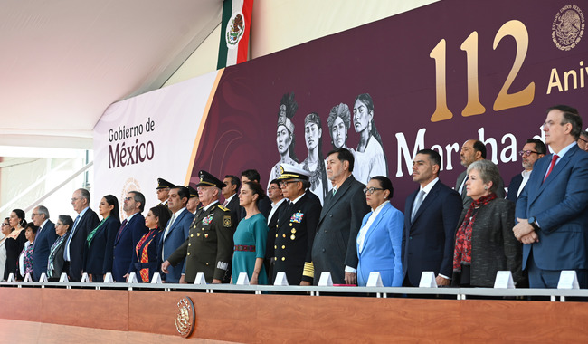 Claudia Sheinbaum Pardo, encabezó la ceremonia conmemorativa del 112 aniversario de la Marcha de la Lealtad en el Castillo de Chapultepec.