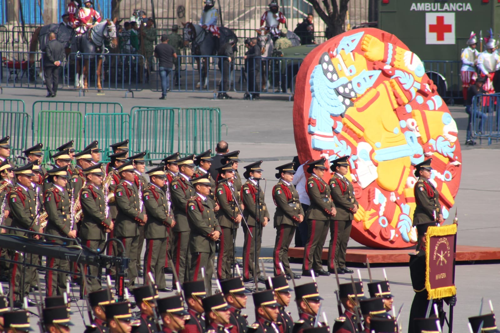Es el Zócalo colmado de historia en la conmemoración del 500 aniversario luctuoso de Cuauhtémoc, último huey tlatoani de México-Tenochtitlan.