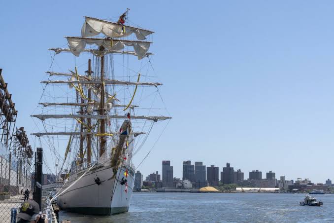 Investigación en curso tras choque del buque Cuauhtémoc con puente de Brooklyn; hay 2 muertos y 22 heridos
