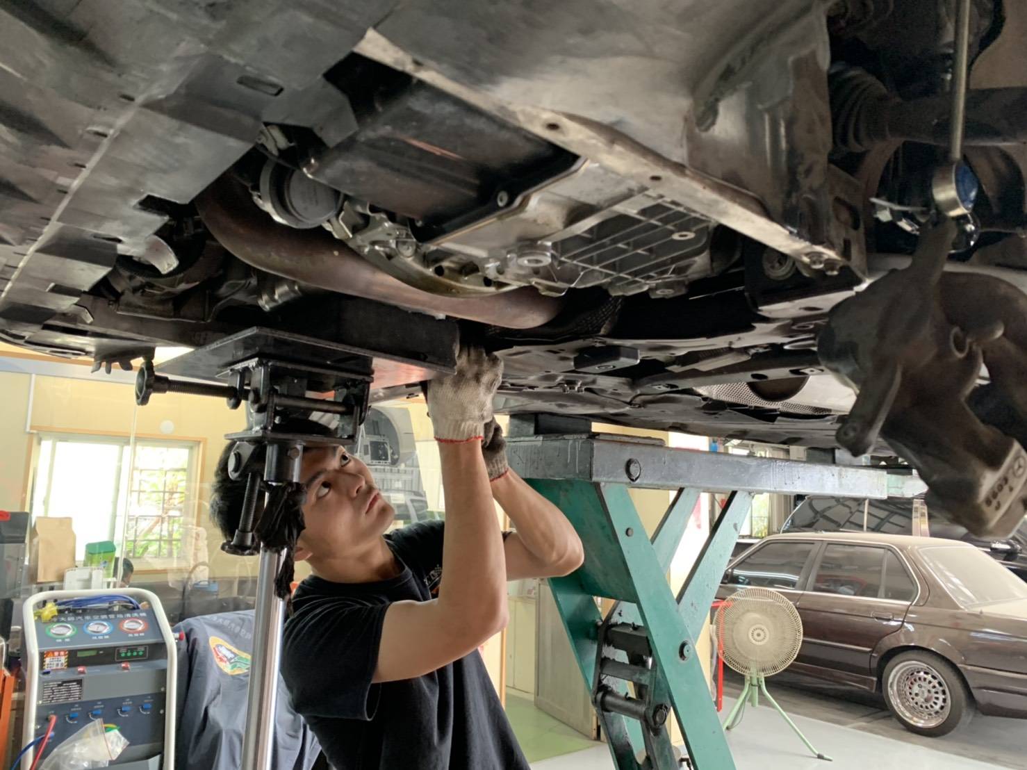 汽車方向盤有聲音打方向盤老是有異響 Vny