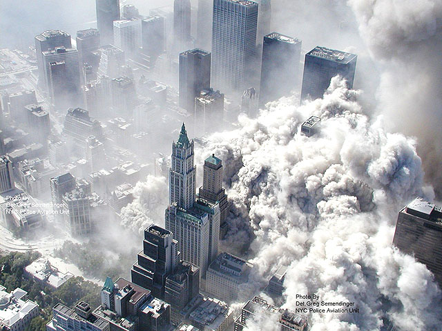 NYC009 NUEVA YORK (ESTADOS UNIDOS) 11/02/2010.- Imagen de archivo fechada el 11 de septiembre de 2001 tomada por el departamento de policía de Nueva York y obtenida por la cadena ABC que muestra una vista aérea del atentado terrorista contra las torres del World Trade Center. Las imágenes inéditas, que fueron tomadas desde un helicóptero y estaban en poder de las autoridades, fueron cedidas a la ABC gracias a una petición oficial que la cadena televisiva hizo en 2009 para poder emitirlas. EFE/ Departamento de policía de Nueva York//SÓLO PARA USO EDITORIAL/PROHIBIDA SU VENTA ***ATENCIÓN CONDICIONES DE USO*** SI LA IMAGEN SE UTILIZA EN INTERNET, DEBERÁ IR ACOMPAÑADA DE UN VÍNCULO AL SITIO WEB DE ABC NEWS www.abcnews.go.com./SE DEBE DAR OBLIGATORIAMENTE EL CRÉDITO A ABC NEWS
