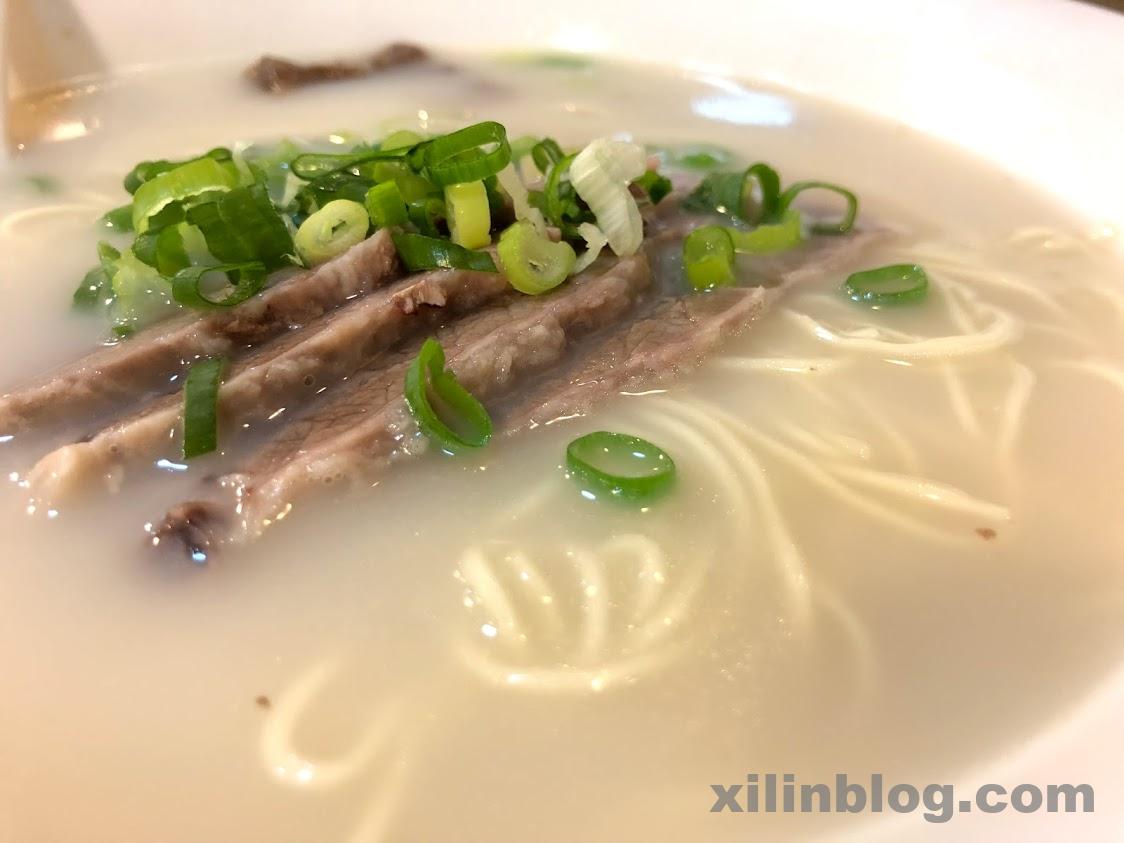 史記正宗牛肉麺の白濁牛肉麺