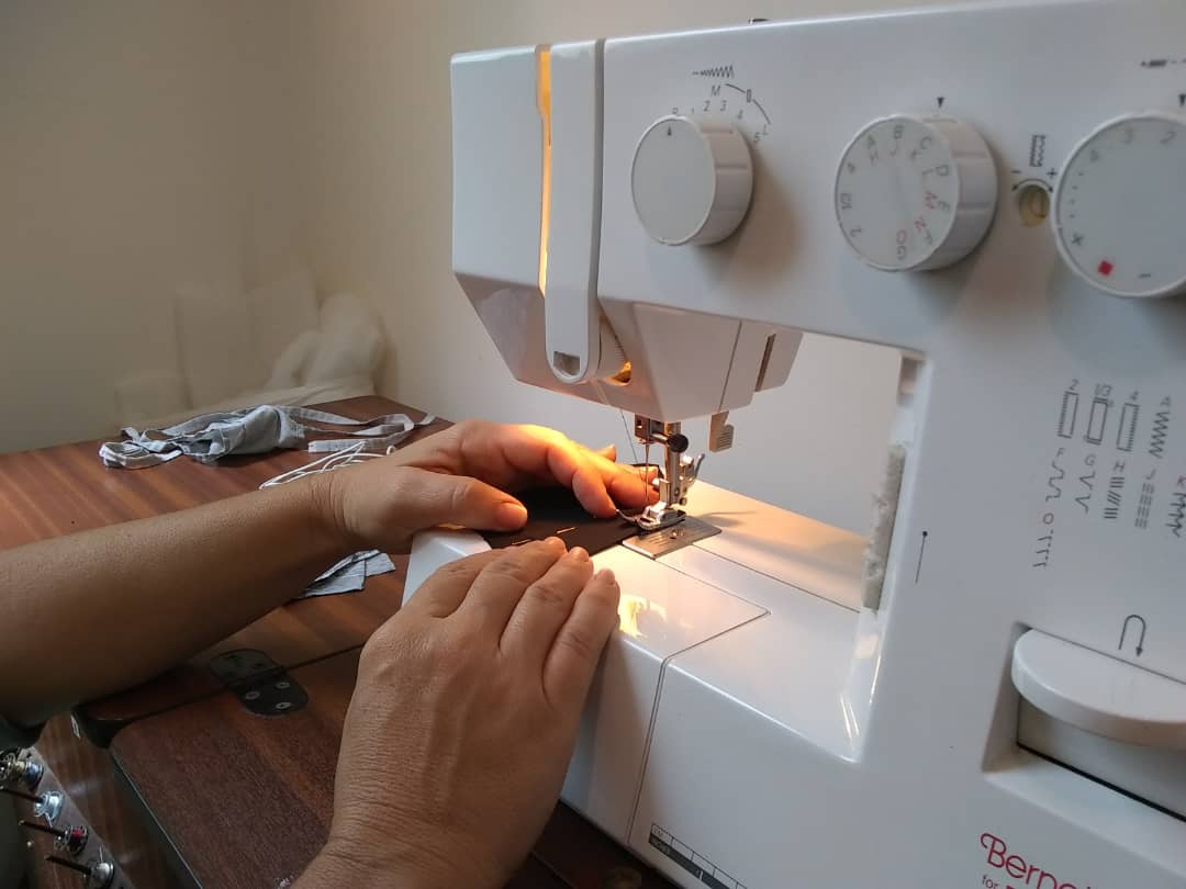 Vecina de El Cují confecciona y cose tapabocas gratis para la comunidad