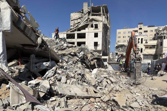 El colapso de un edificio en Gaza deja 20 muertos y decenas de desaparecidos