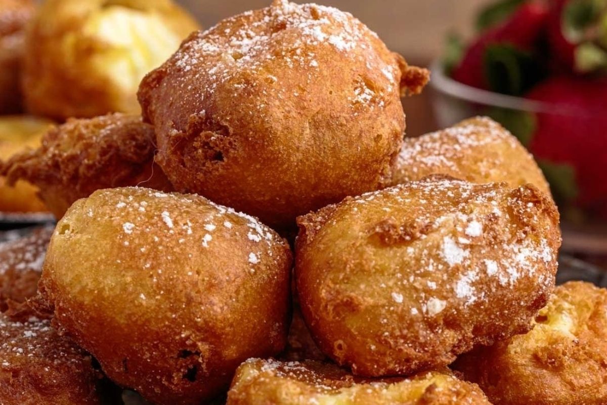 Fried doughnuts with powdered sugar and strawberries from bisquick recipes.
