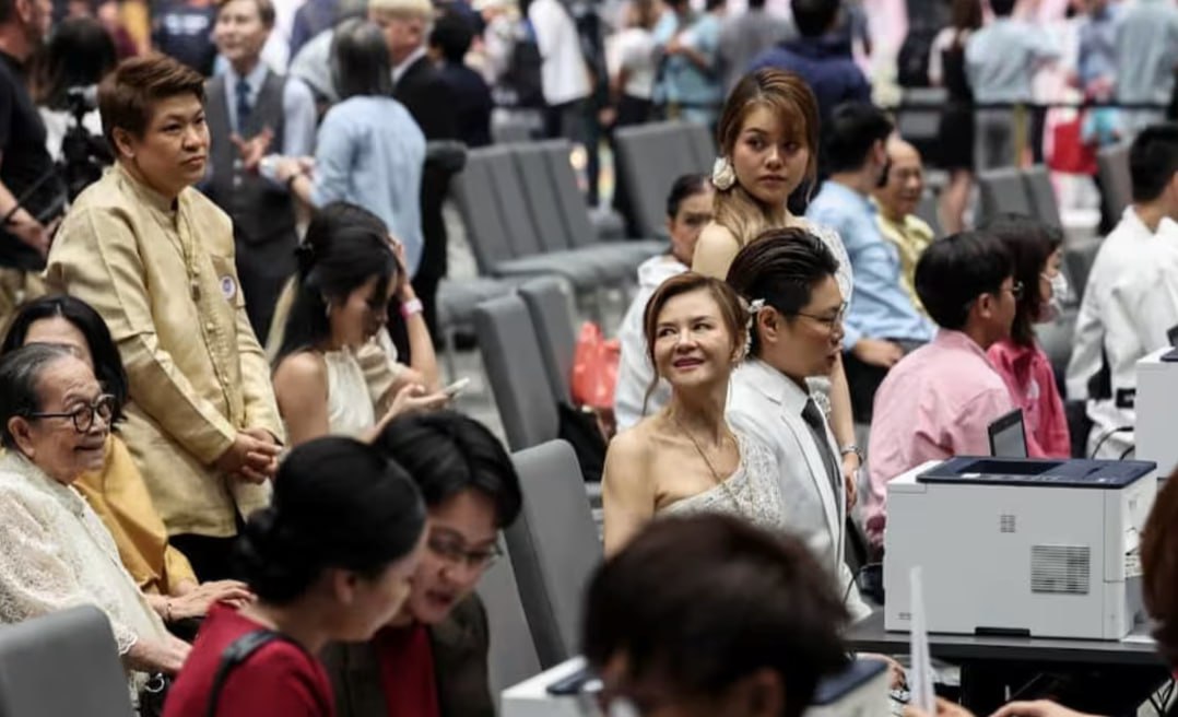 泰国婚姻平等法今生效 数百对同性伴侣昨天结婚
