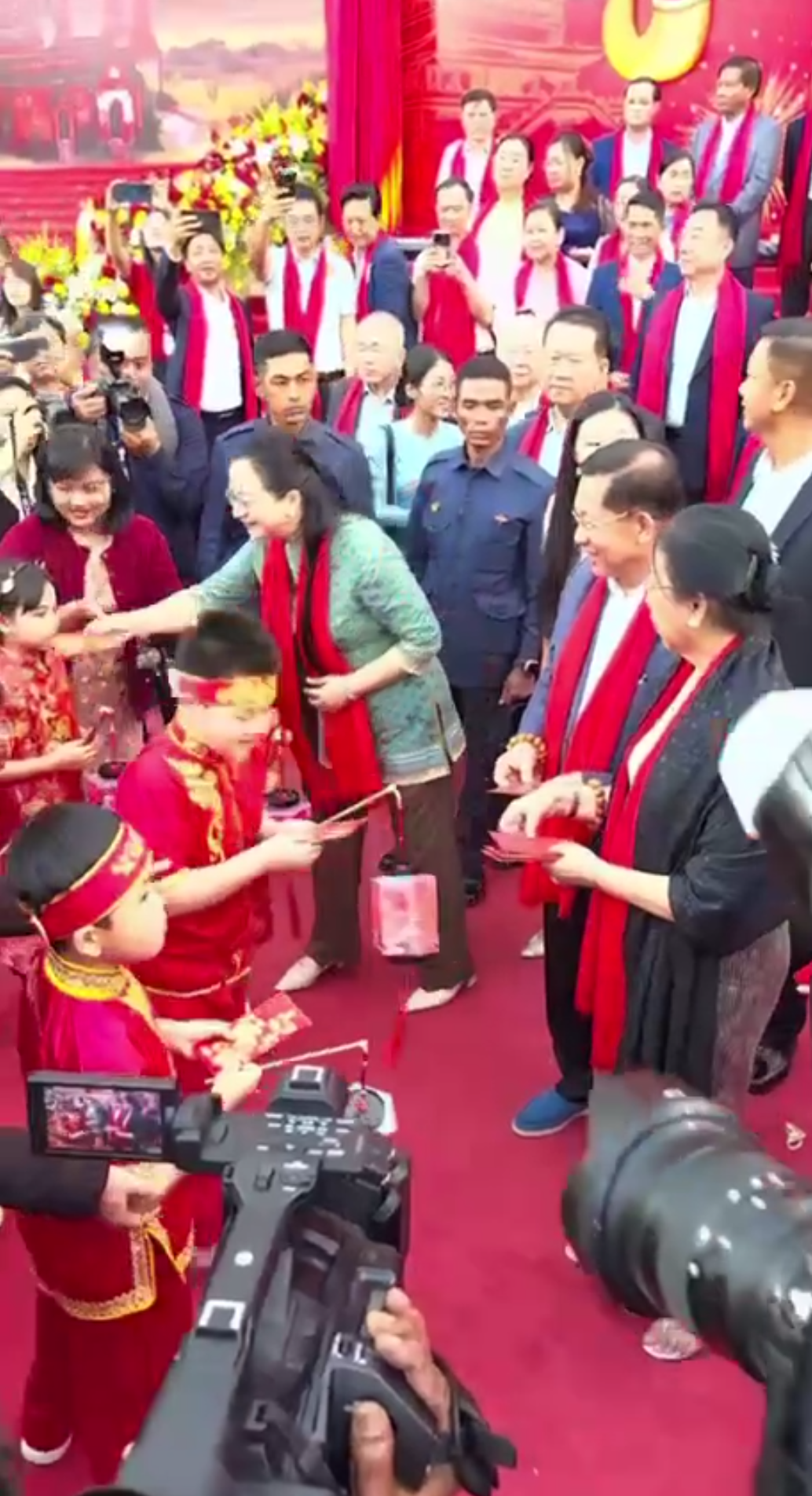 缅甸领导人敏昂莱和马珈大使共同出席缅华侨界新春庆祝活动