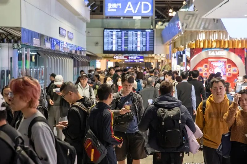春節連假首日清晨桃機寸步難行 網友：台灣春運是出國