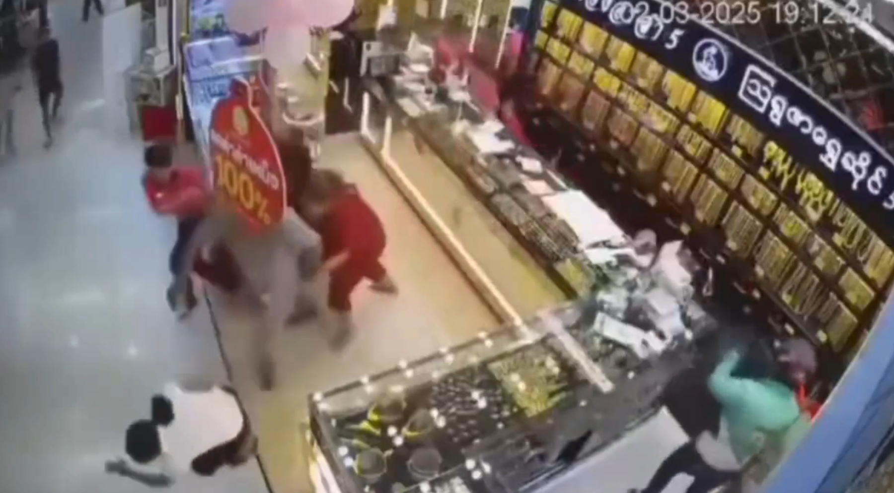 泰国湄索金店遭持枪抢劫 现场视频曝光