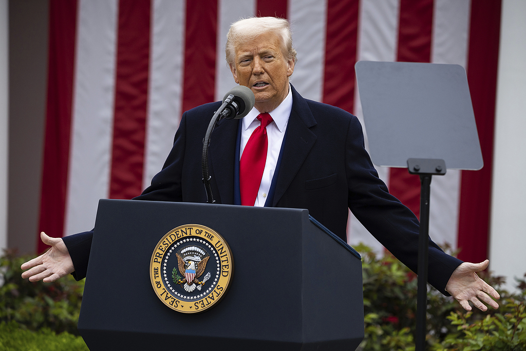 特朗普支持率骤降至历史新低