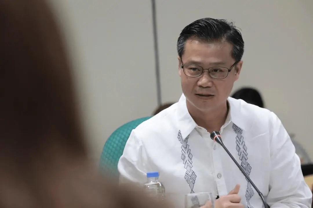 菲律宾移民局强化新规：被遣返外籍人员需乘政府指定航班，全程严密监控防逃逸