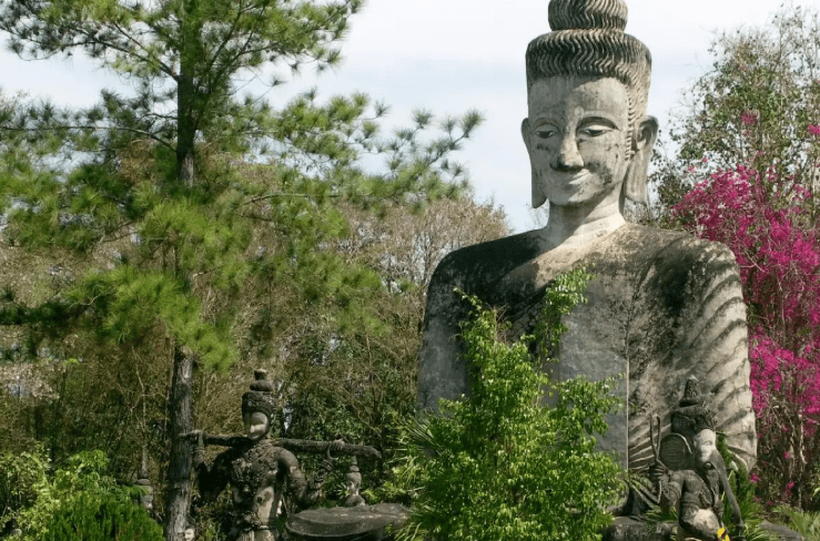 泰国萨拉鬼窟佛（Sala Keoku Park）：廊开的神秘雕塑奇境