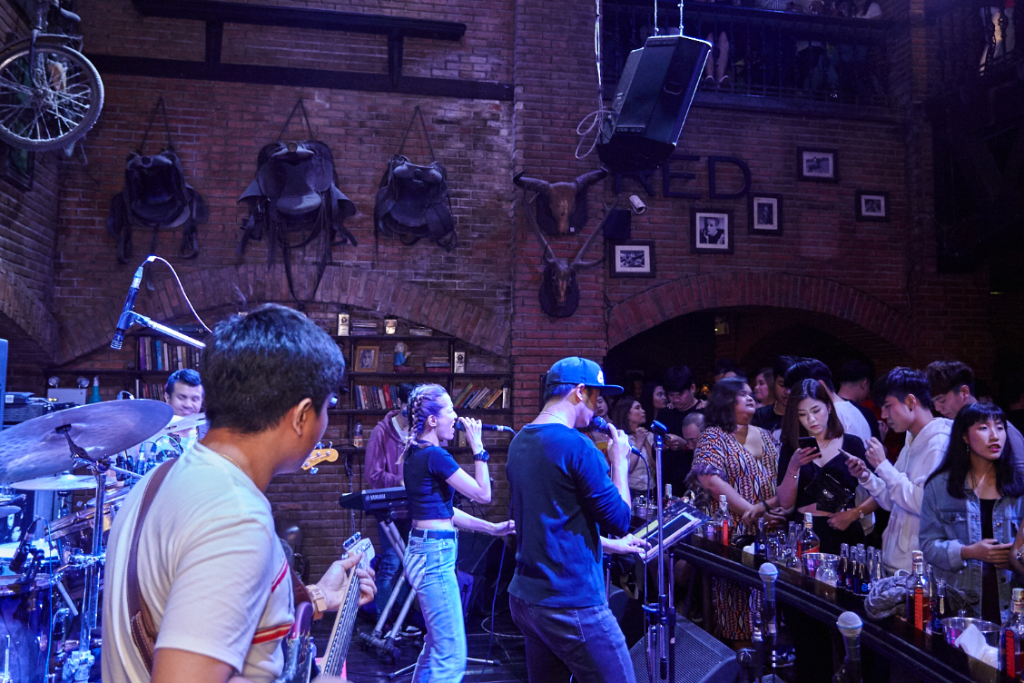 曼谷Brick Bar：Khaosan Road的斯卡狂欢地下音乐圣殿的泰式狂热
