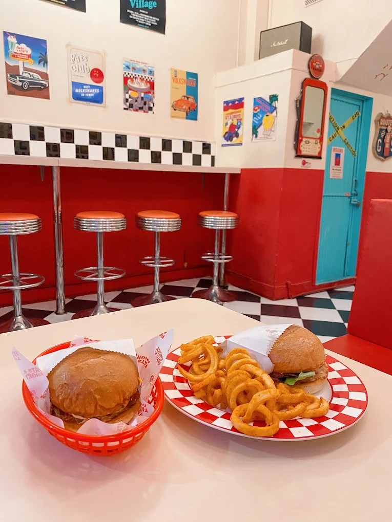 曼谷复古打卡圣地：Fats & Angry，穿越1950年代的美味时光