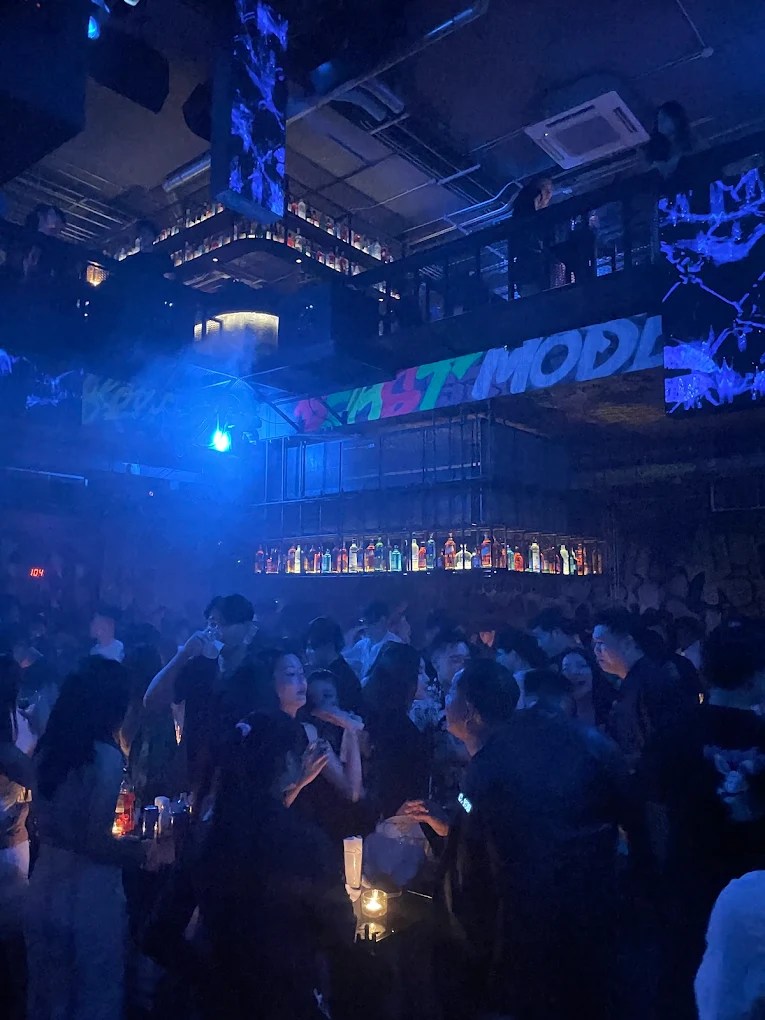 曼谷夜生活必打卡！Ekkamai Demo Pub泰国时尚与地道美食的完美融合