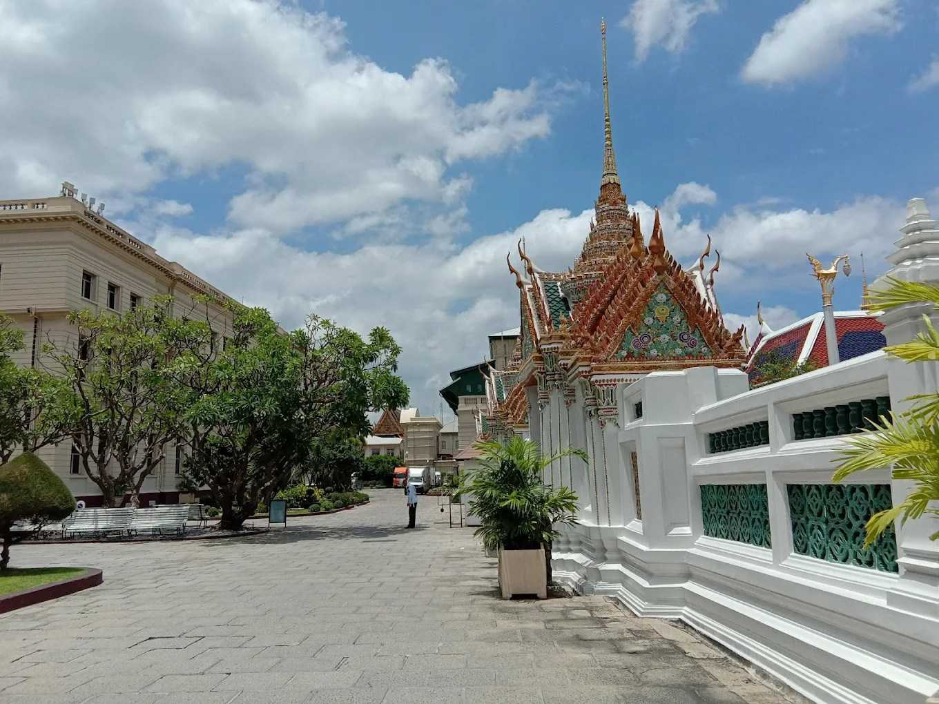 探秘泰国邦芭茵夏宫：皇室瑰宝与文化盛宴的完美攻略