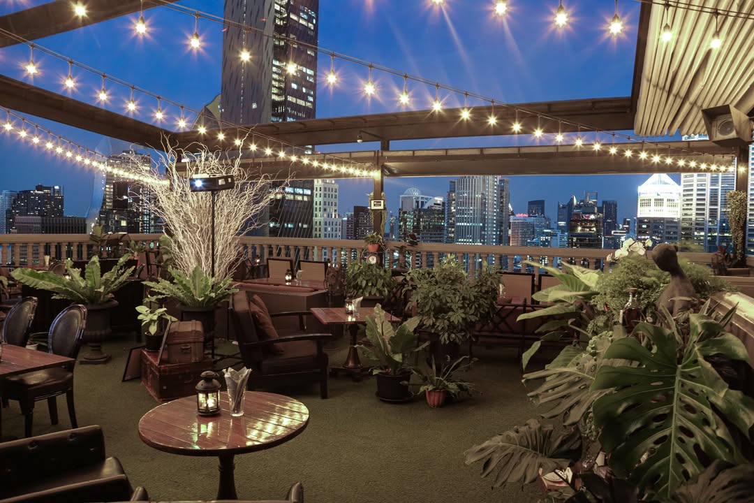 曼谷The Speakeasy Rooftop Bar：复古优雅的夜景秘境