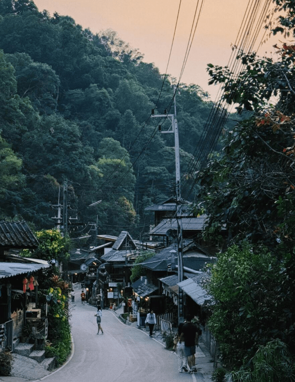 Mae Kampong村：清迈的日落秘境与Mookata盛宴