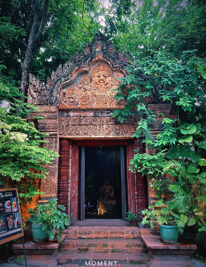 The FACES Gallery & Gastro Bar：清迈吴哥窟风的泰餐天花板