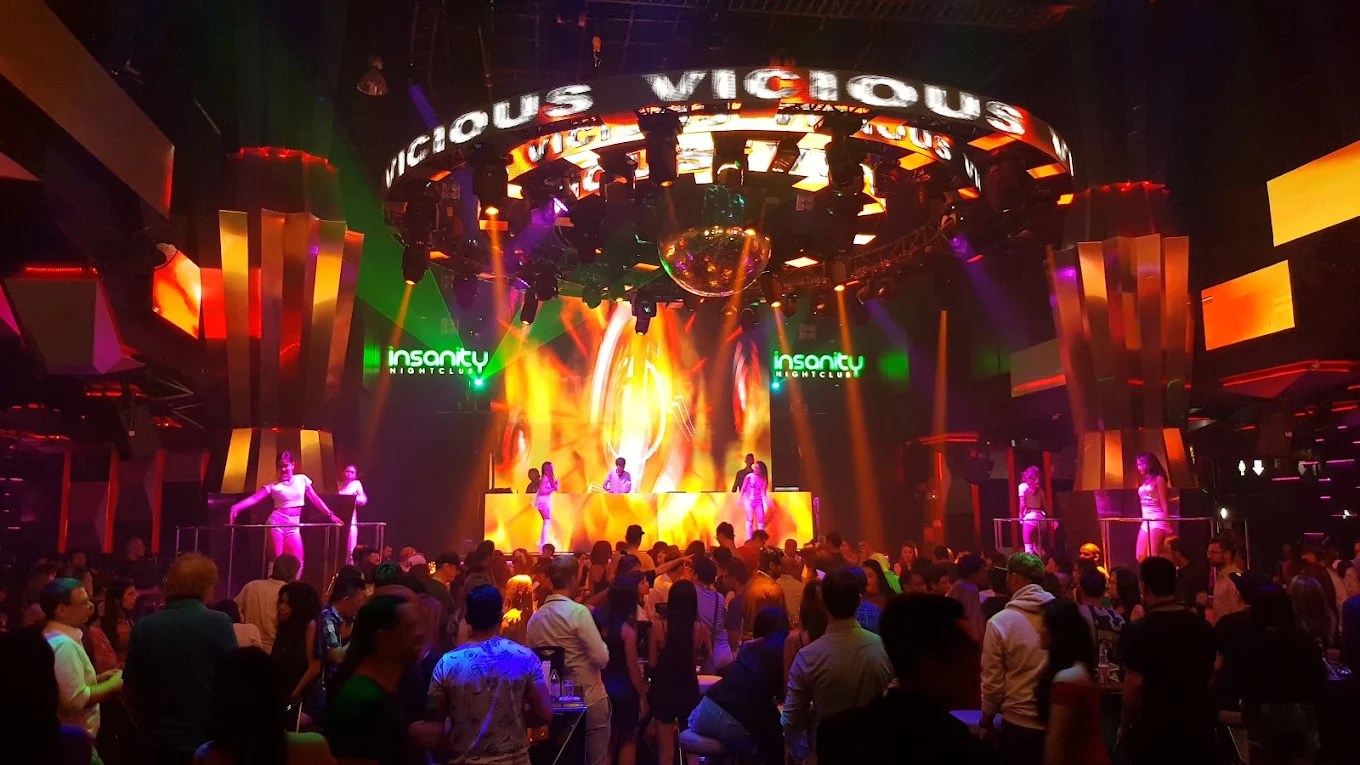 泰国曼谷夜生活暗黑游：Sukhumvit Soi 11的Insanity Nightclub狂欢体验