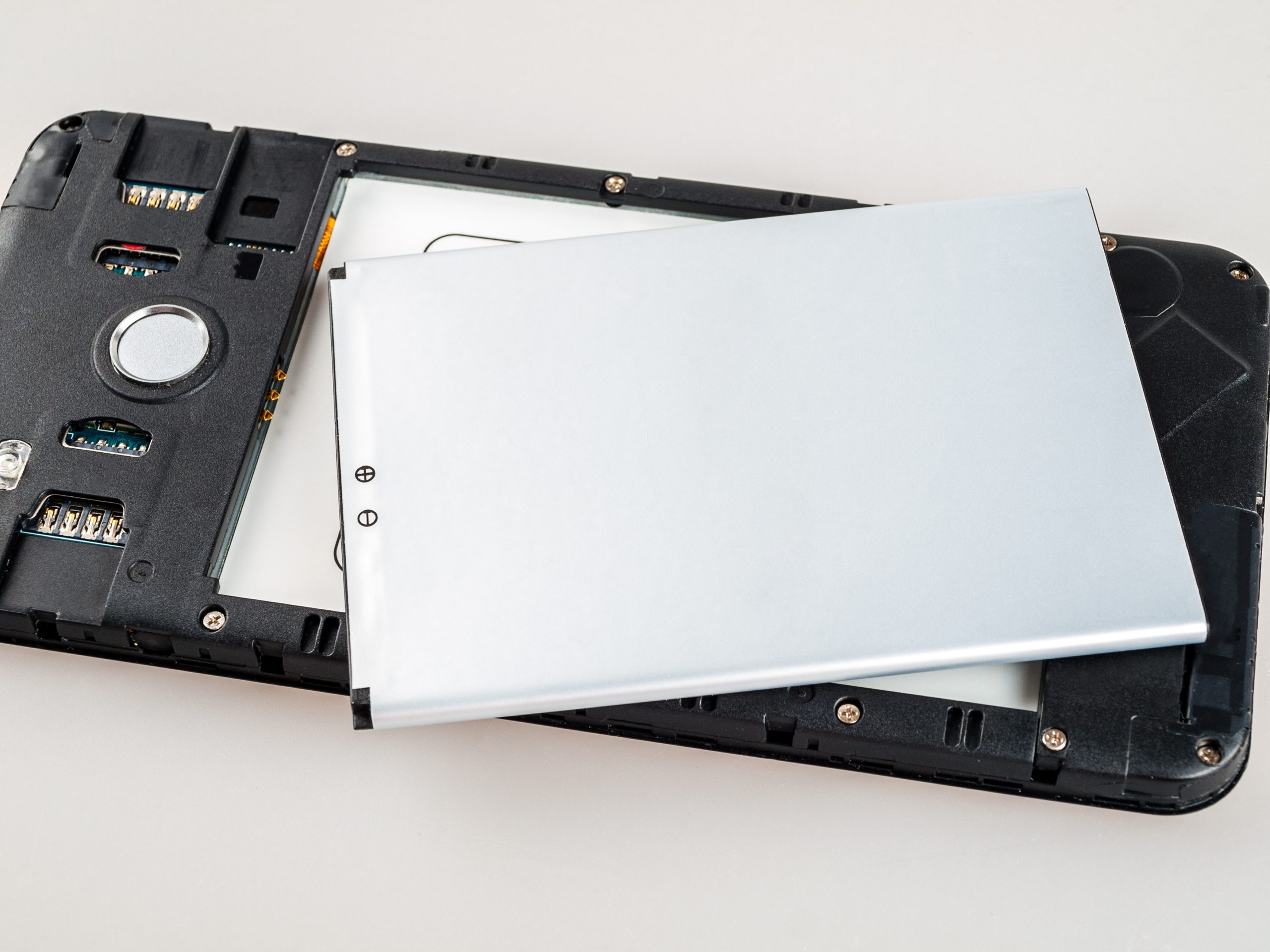 Removable battery in a smartphone, replacement of a lithium-ion