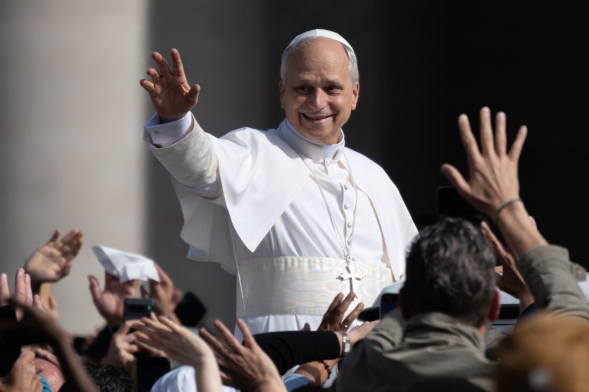 Una foto del papa saludando a la gente.