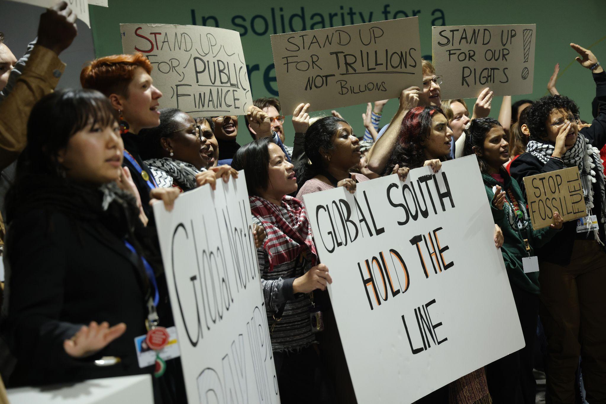 Un grupo de individuos con un rótulos que dice "el sur global aguanta la línea"