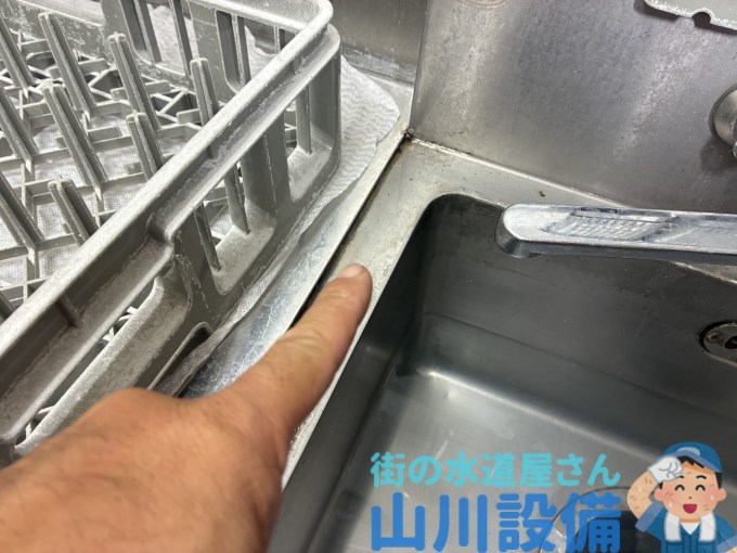 大阪市中央区道頓堀でシンクと食洗機の間からの水漏れは山川設備にお任せ下さい。