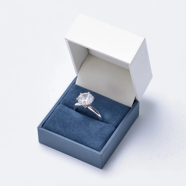 Elegante weiße Papierringbox mit blauem Futter