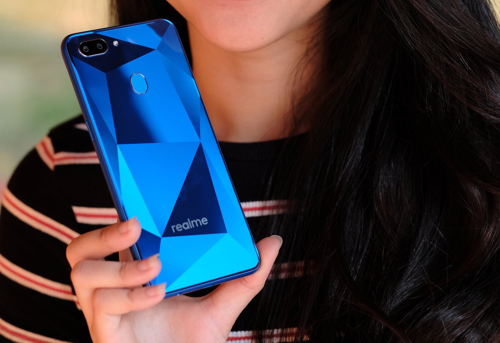 Realme官方释出预热海报:Realme 3或在3月份上旬发布?! 3 Realme 2 Blue pattern