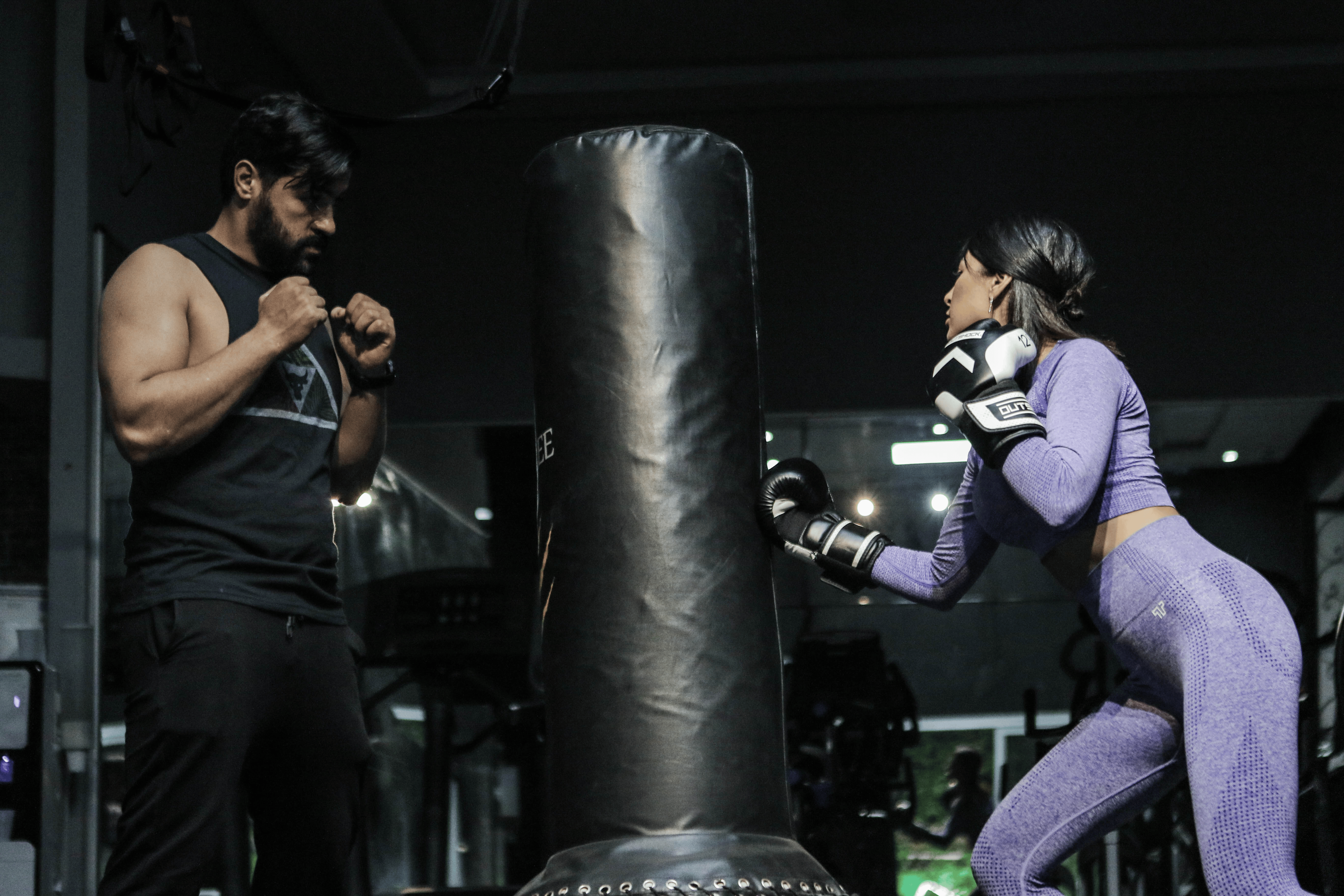 Travail de frappe sur sac lors d'une séance de cardio boxing