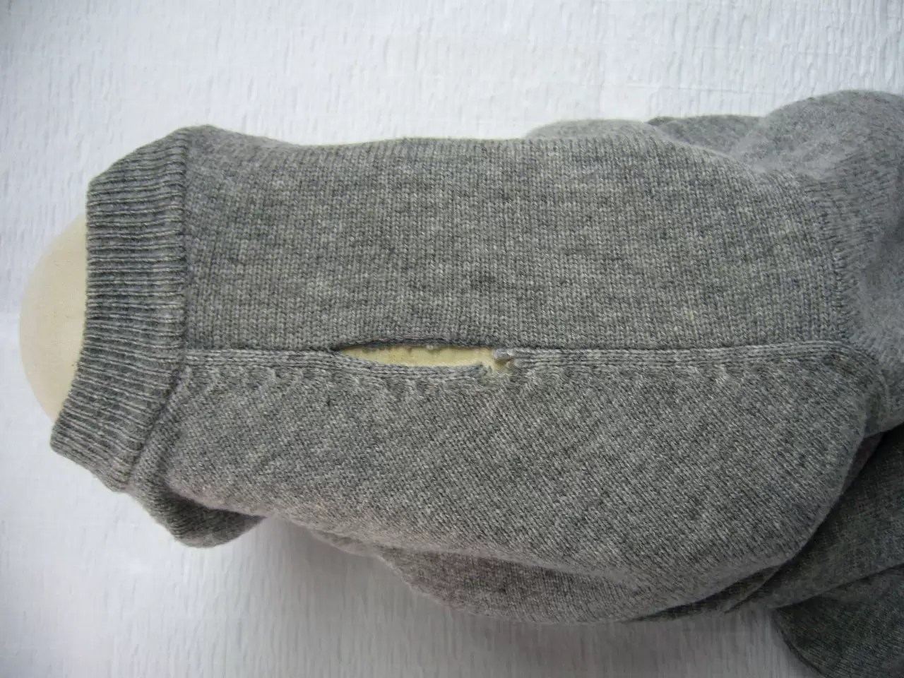 セーターの肩部分のほつれ直し シエルブルー