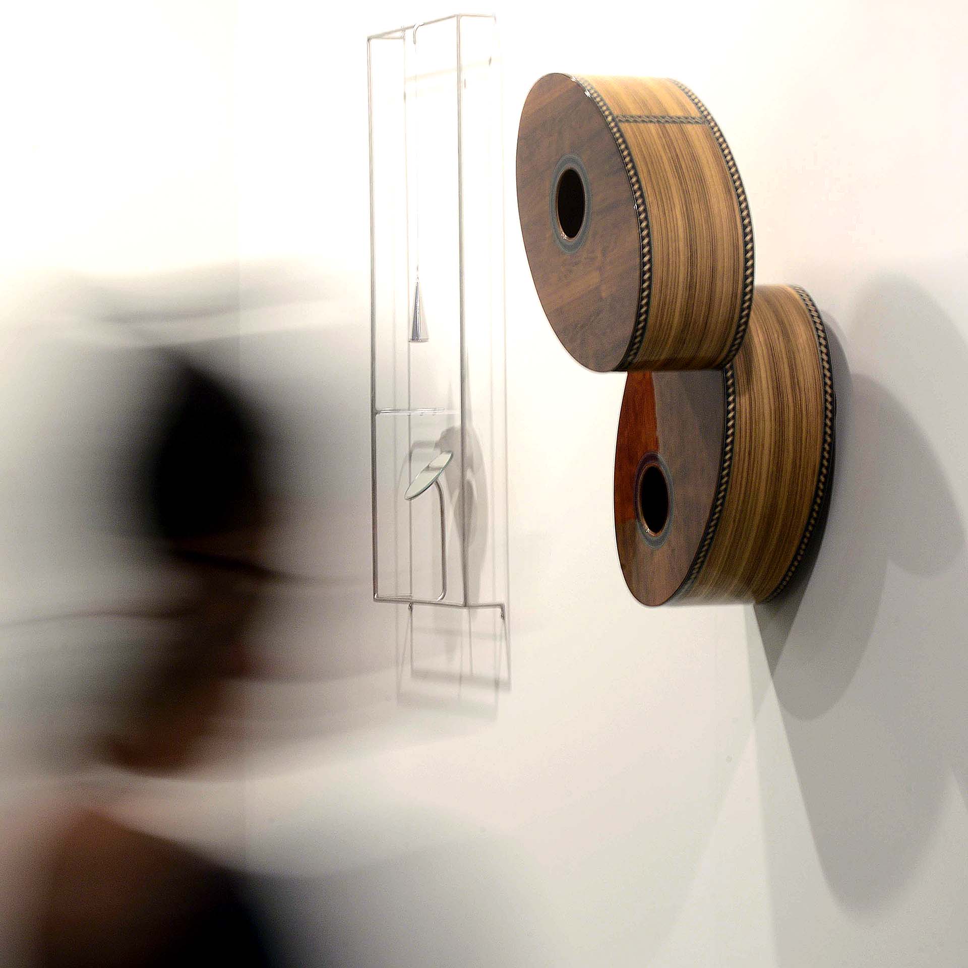 Washington Silvera - Dois Sambas, 2018 - Madeira e marchetaria - 69 x 45 x 32 cm.