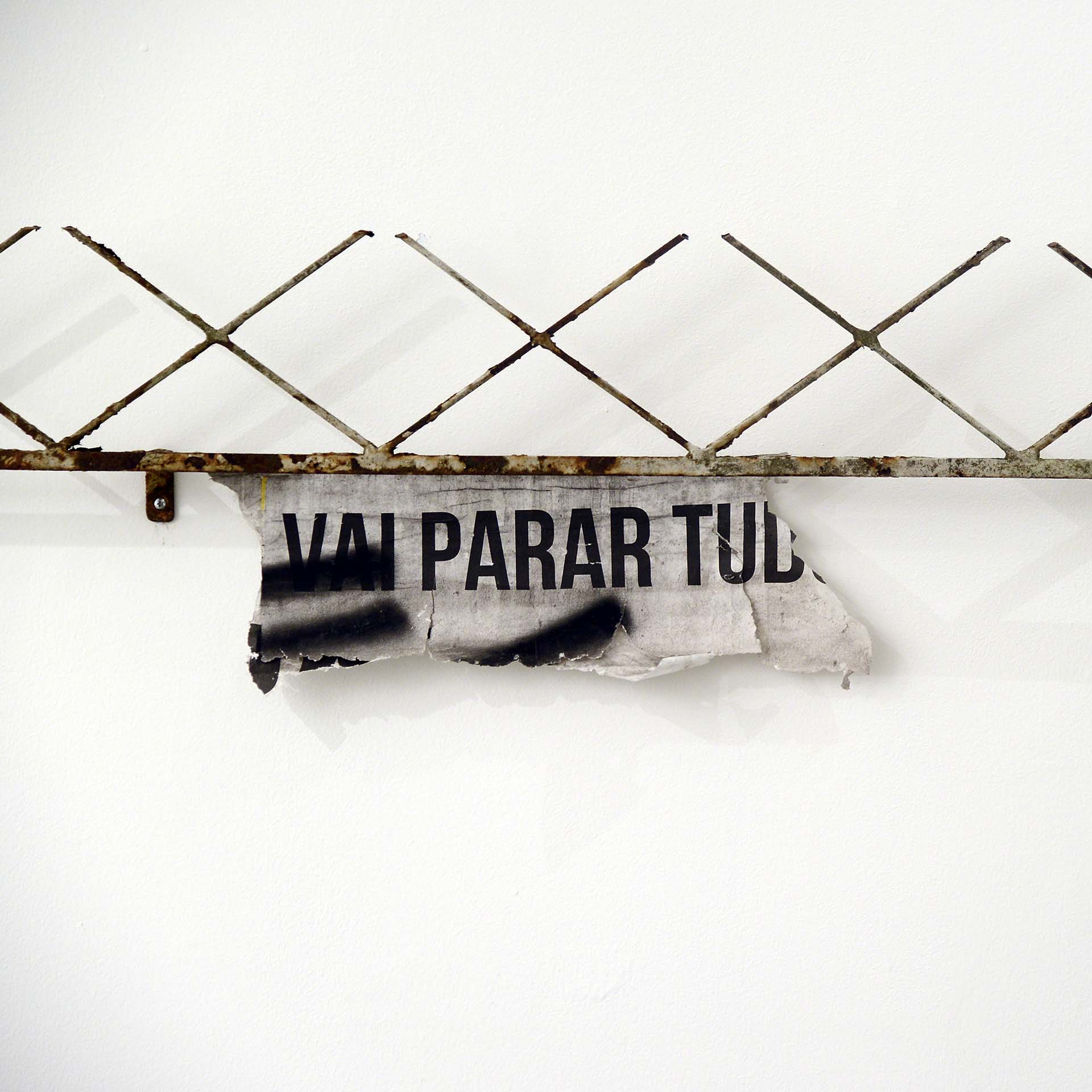 C. L. Salvaro - VAI PARAR TUDO, 2018 - Instalação - 40 x 220 cm