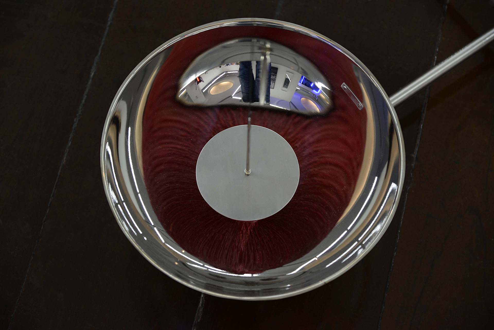 Claudio Alvarez - Sem Título, 2018 - Aço inox e acrílico - 182 x 58 x 47 cm.