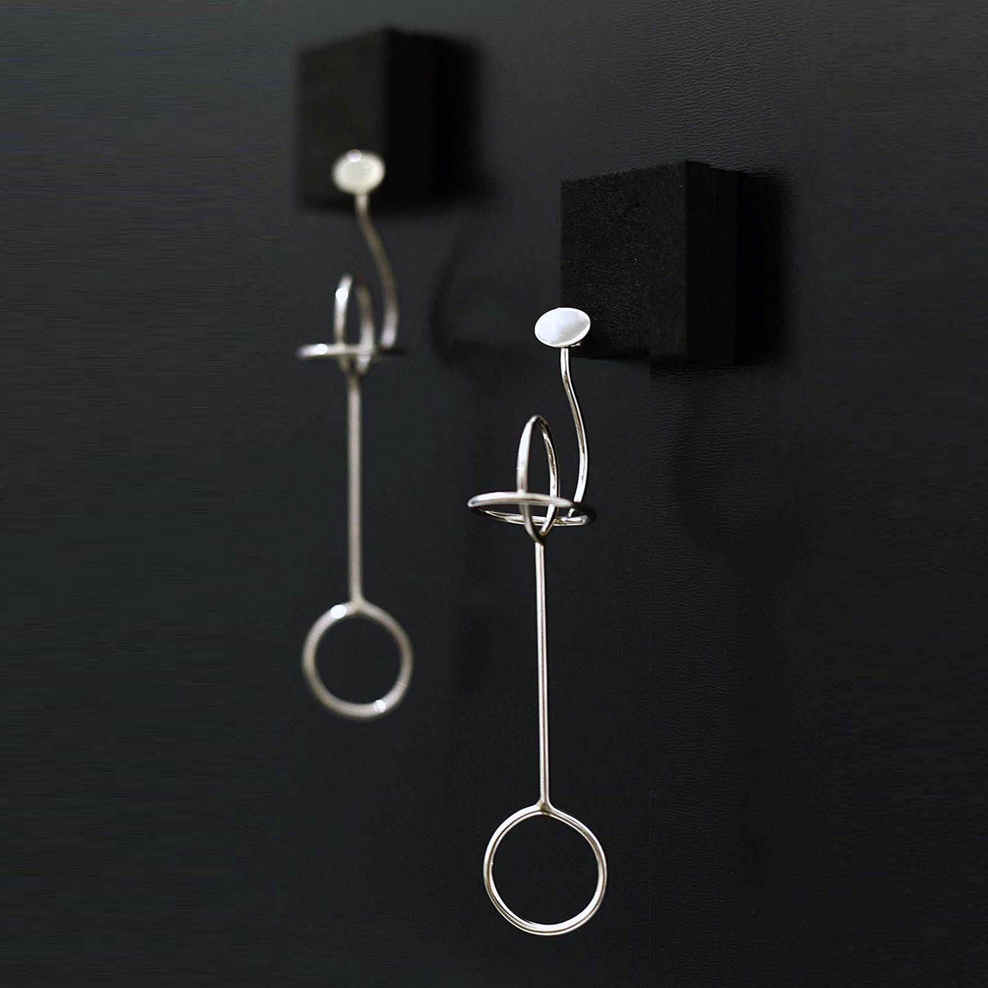 Claudio Alvarez - Touché, 2019 Brincos em prata 10 x 2 x 2 cm Ed: 3/10