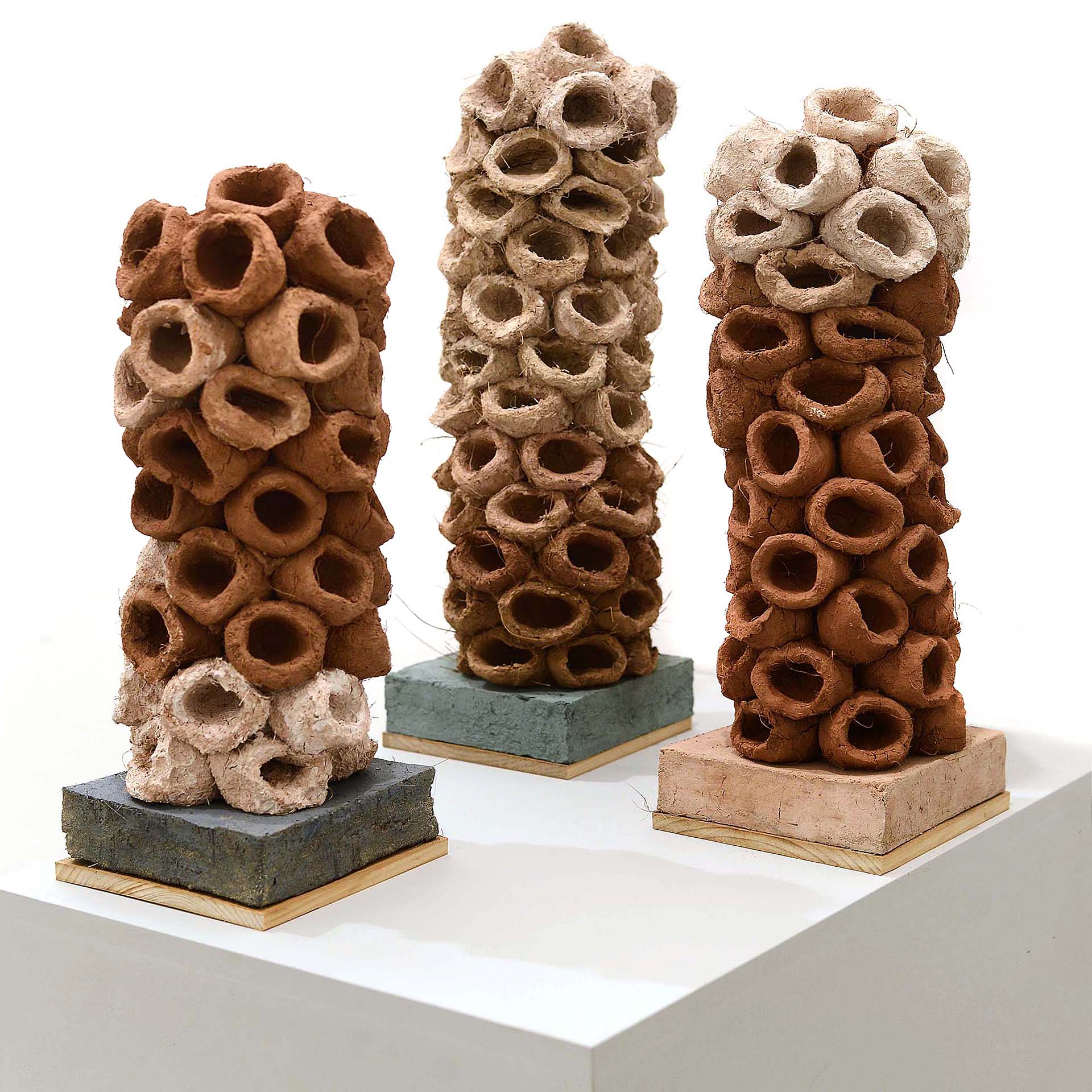 Hugo Mendes – Bicheiras, 2019 - Esculturas em adobe
