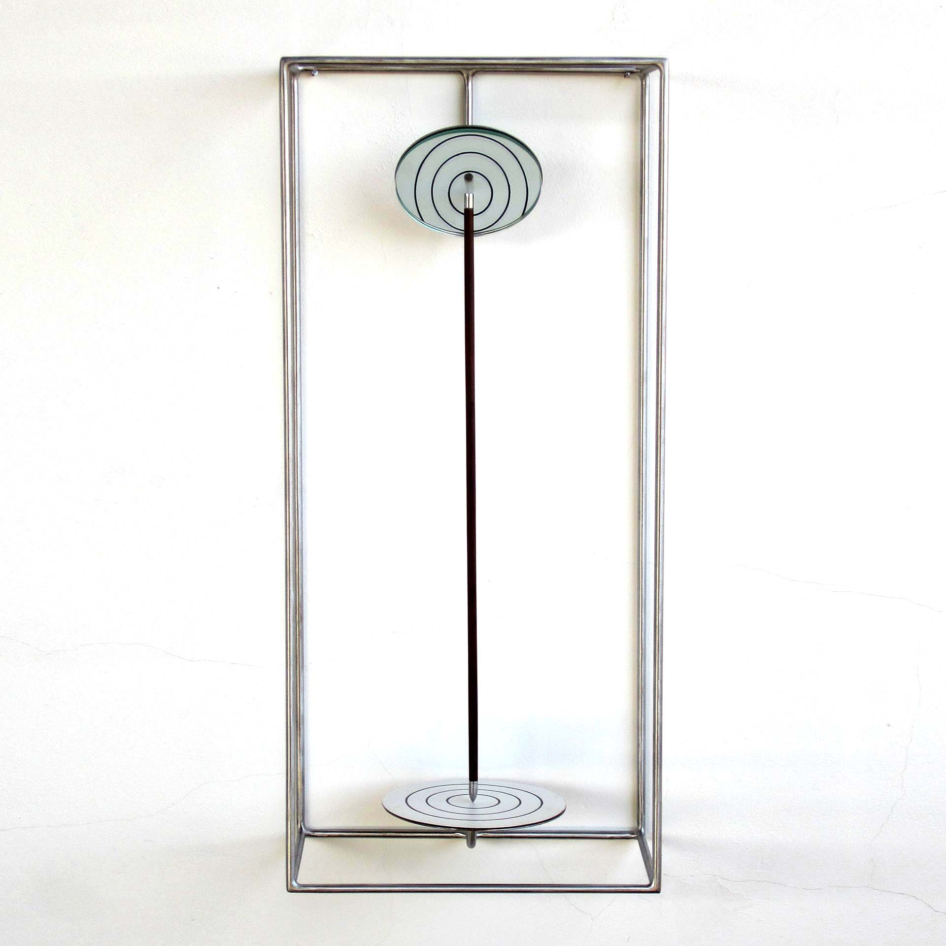 Alvo - CLAUDIO ALVAREZ - Aço inox, madeira, espelho, fórmica e imã. Múltiplo de 5.