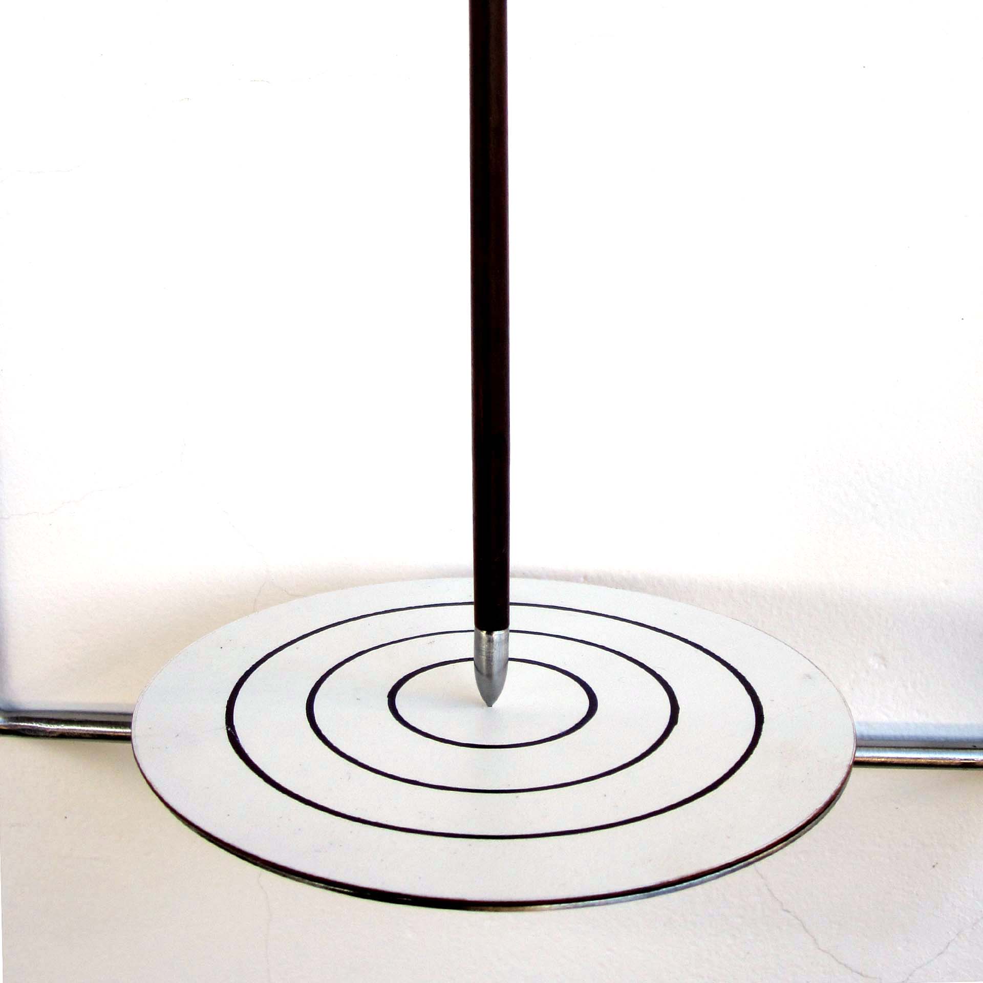 Alvo - CLAUDIO ALVAREZ - Aço inox, madeira, espelho, fórmica e imã. Múltiplo de 5.