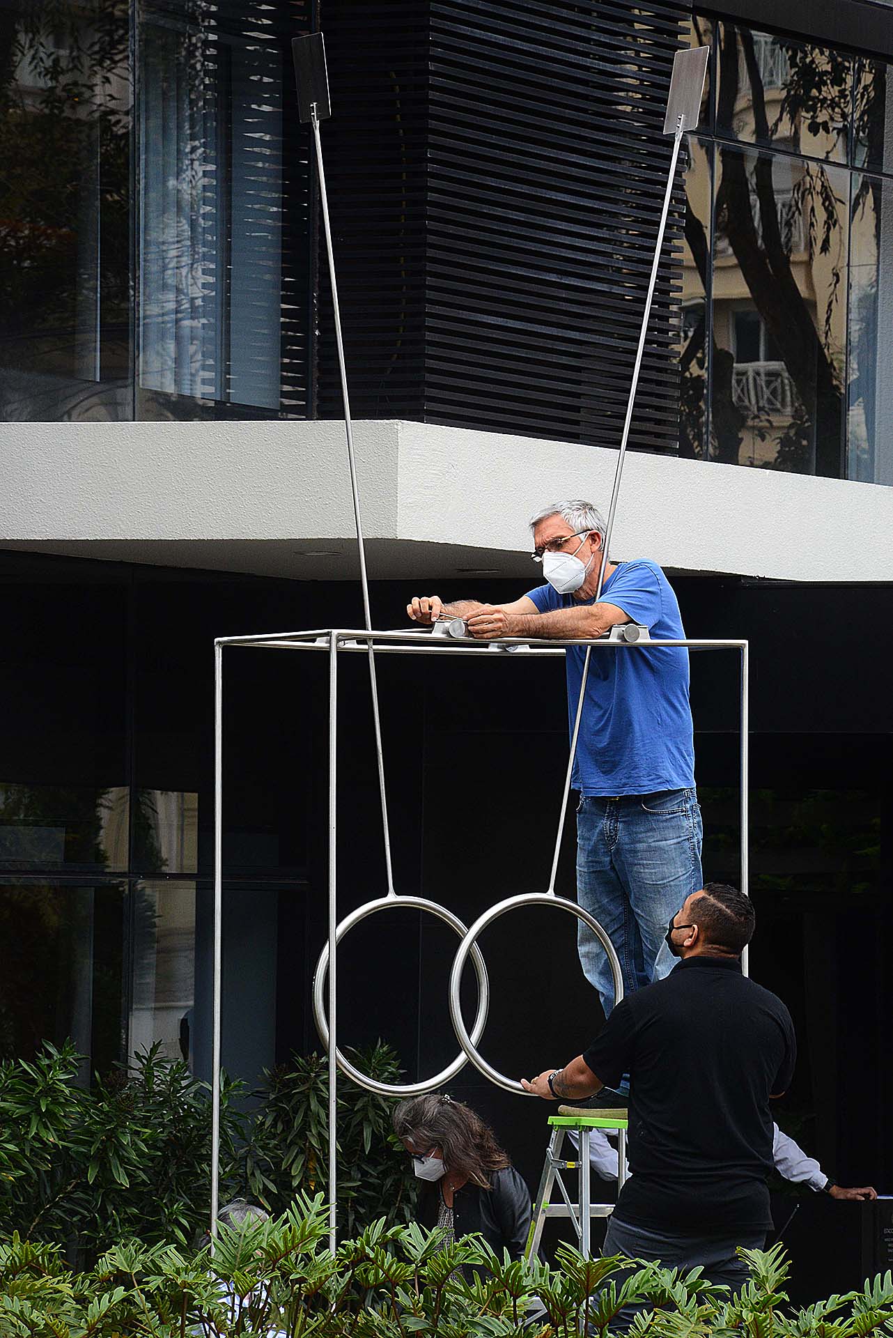 Claudio Alvarez durante a instalação de sua escultura "O Vento e o Tempo (2021)", no jardim do Hotel Nomaa, em Curitiba.