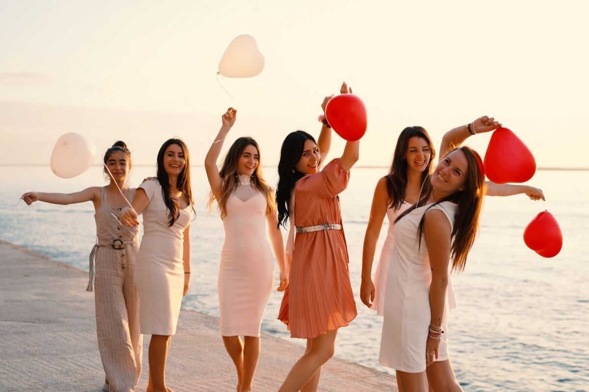 Top 7 Photos With Your Bridesmaids That You Absolutely Need