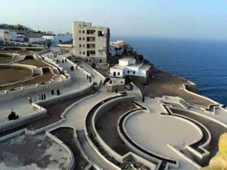 عدن.. الحماية الرئاسية تسلّم القصر الرئاسي لقوات الانتقالي