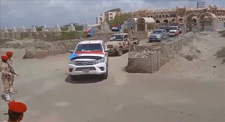 تعزيزات عسكرية للانتقالي تتجه شرقًا.. والعليمي يرد على الاعتصامات بتحركات دبلوماسية