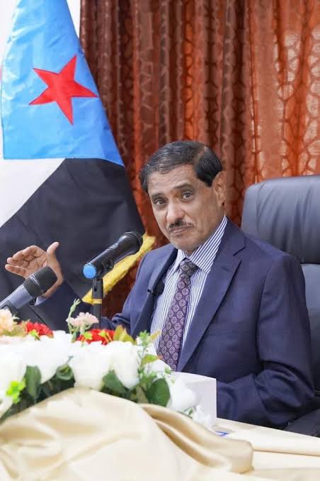 البحسني يرد على المصدر الرئاسي ويوضح حول منعه من السفر