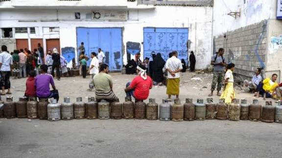 طوابير الغاز تعود مجدداً إلى عدن والسوق السوداء تزدهر