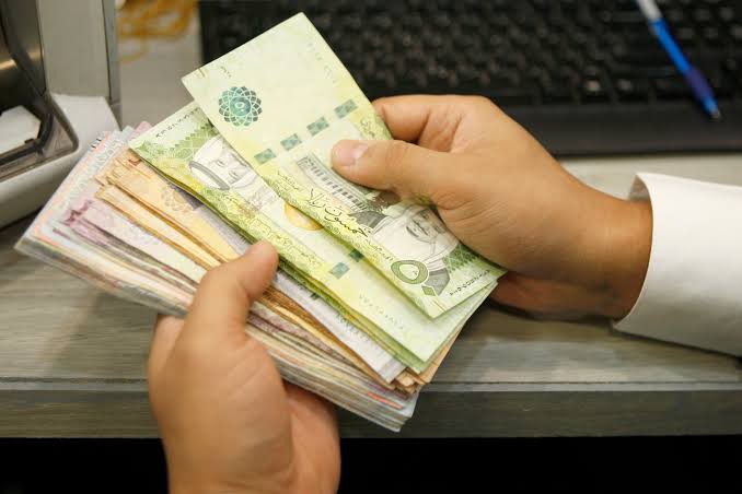 عدن.. أربعة بنوك تحدد سقفاً يومياً لشراء العملة الأجنبية من المواطنين