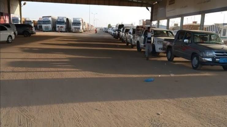 تكدس سيارات المسافرين في منفذ الوديعة الحدودي