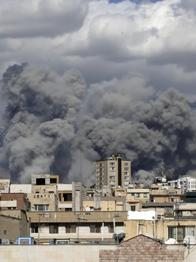 التصعيد مستمر: صاروخ يُسقط في إيران وصفارات الإنذار في البحرين وانفجار في العراق التصعيد مستمر: صاروخ يُسقط في إيران وصفارات الإنذار في البحرين وانفجار في العراق