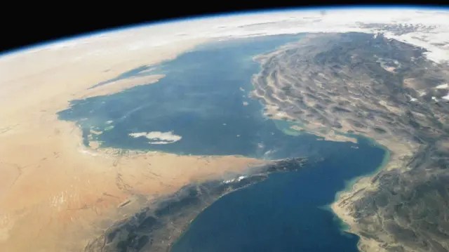 عراقجي يعلن السماح بعبور السفن عبر مضيق هرمز والتلفزيون الإيراني يوضح شروط العبور