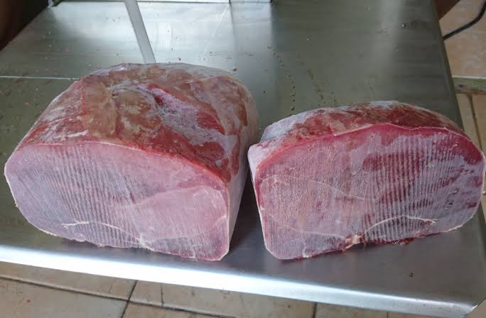 Jika daging sudah dibersihkan dari silver skin dan lemak, kamu bisa memisahkan daging dan tulang dengan cara dikerat. Cara Memotong Daging Sapi Beku Yang Benar Agar Hasil Maksimal